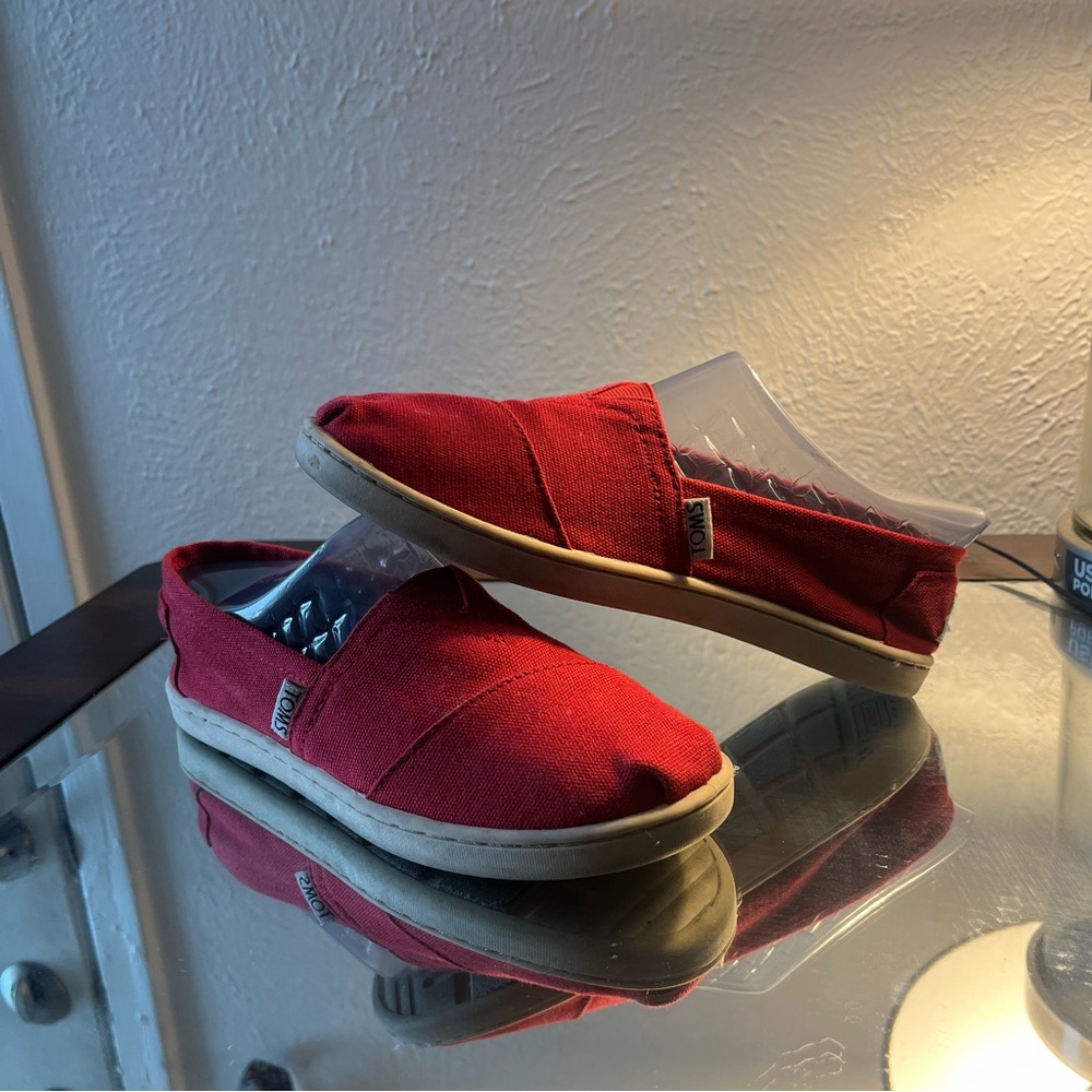 Red toms slip on, kids size youth 3.5
